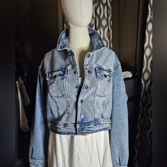 💥Sale💥 Festi By Torrid Chic Light Blue Cropped Denim Jacket NWOT - Picture 1 of 3